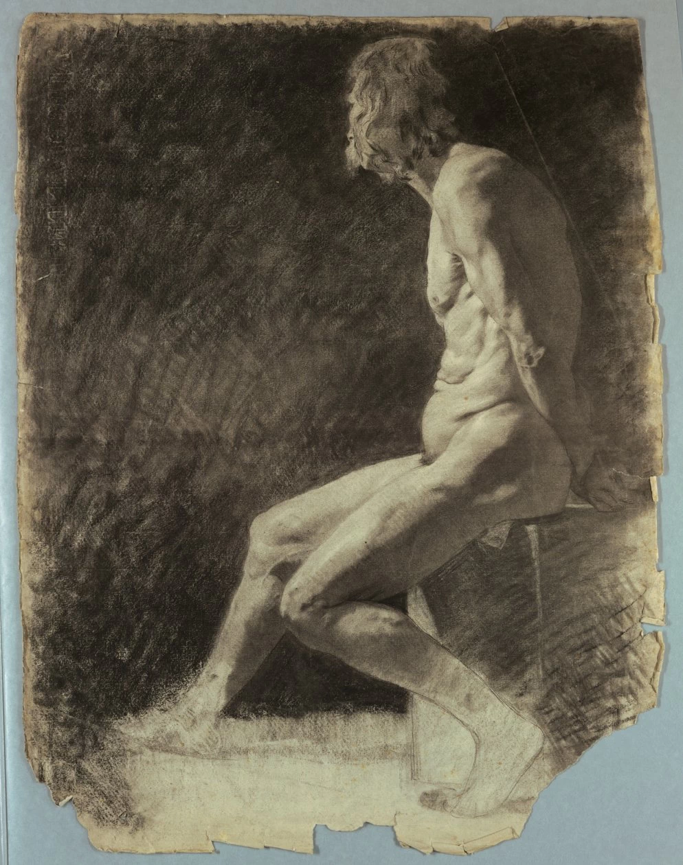 Studio di nudo di uomo seduto